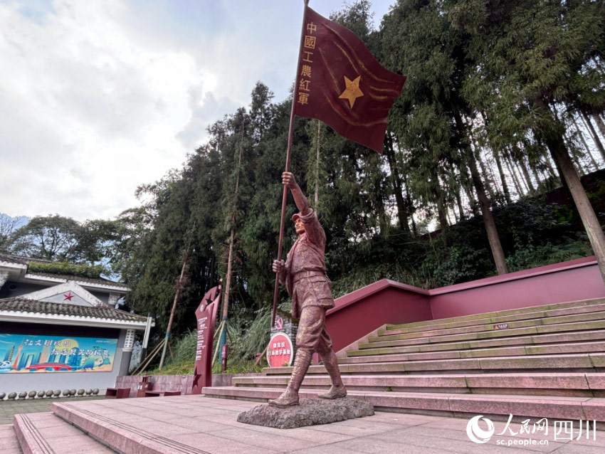 景區(qū)內(nèi)的紅色文化雕塑,。實習生謝俊皓 攝