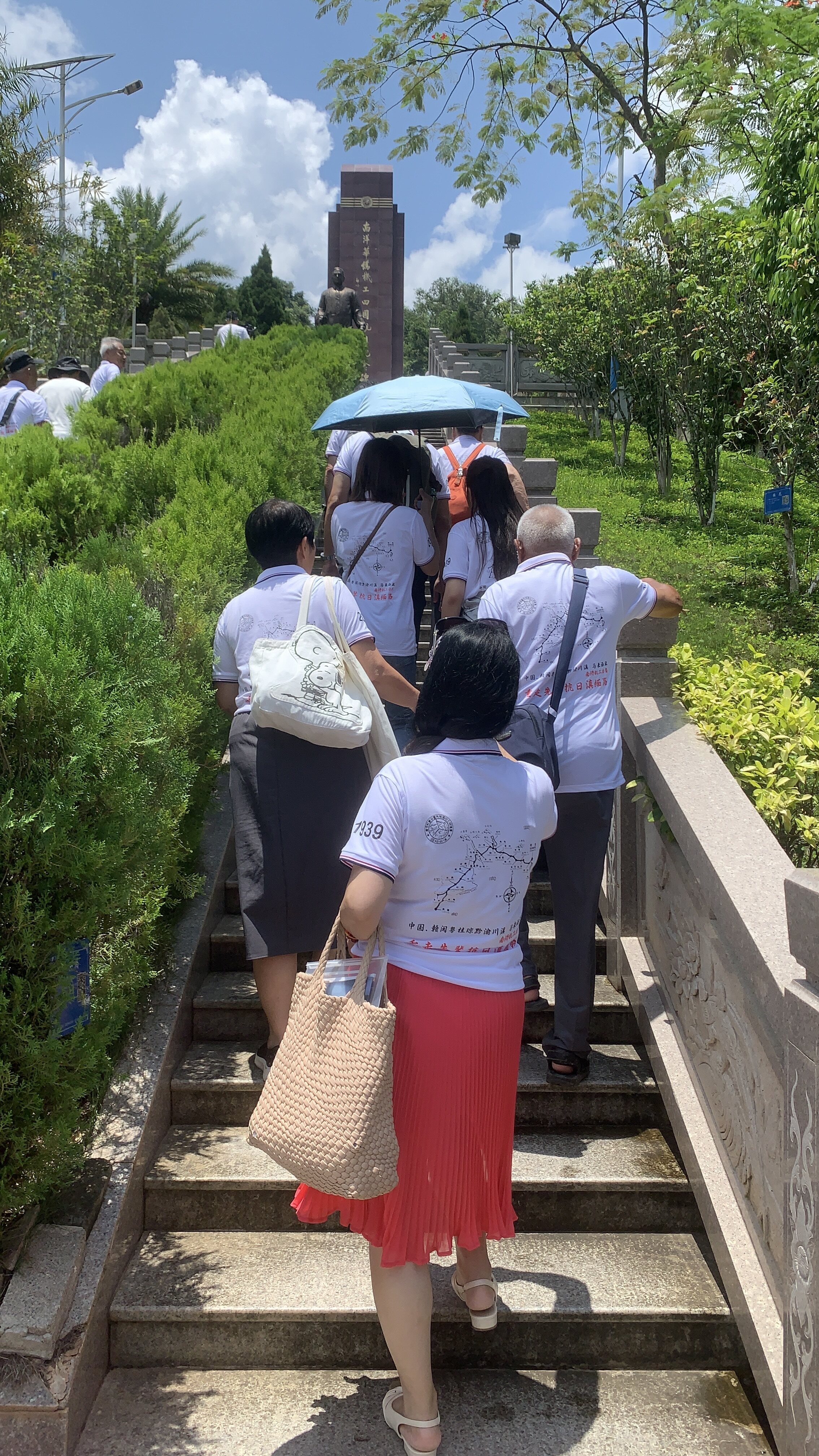 南橋機(jī)工后代走向紀(jì)念碑宋海燕攝